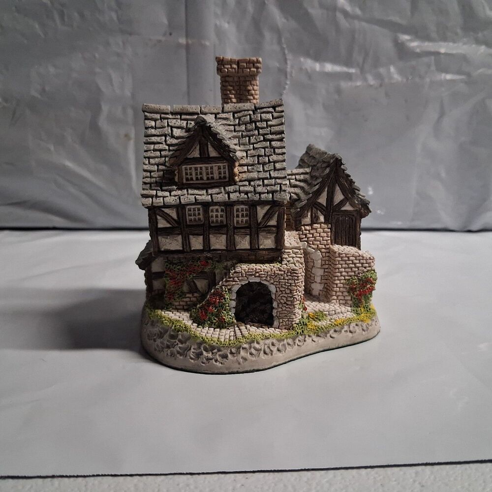 1983 "The Bakehouse" By David Winter Miniature have box